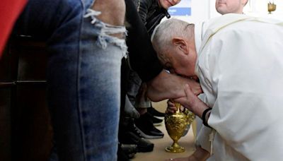 El Papa, con buen aspecto, visita una cárcel de mujeres para ritual de lavado de pies