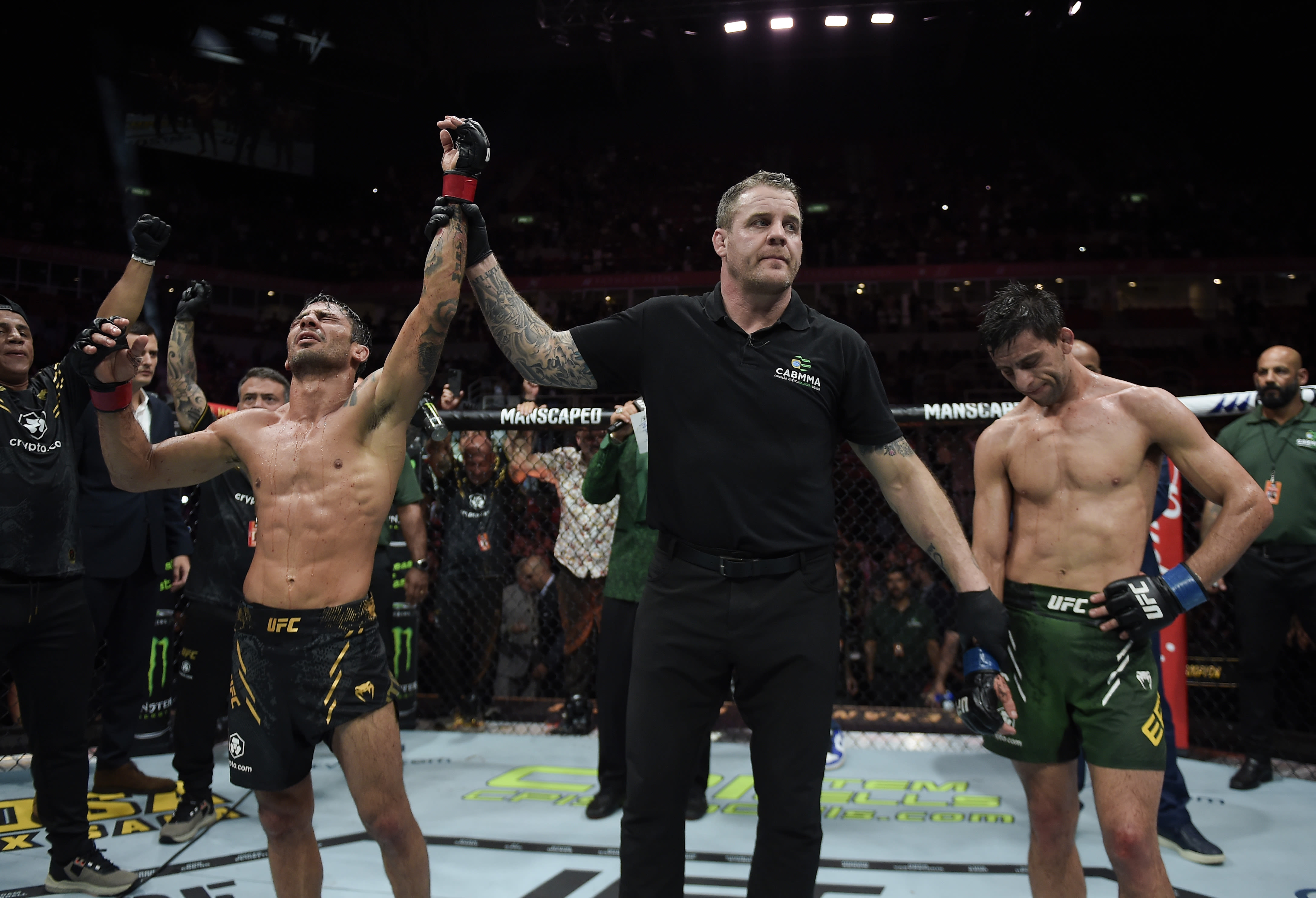 UFC 301: Alexandre Pantoja survives bloody wounds and bad advice to retain flyweight belt vs. Steve Erceg