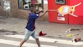 Un hombre «alterado» arremete con una señal de tráfico contra un supermercado en Palma