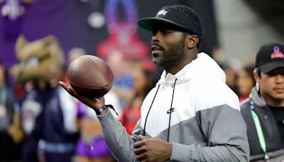 Michael Vick Shows Up At Spring Football Game