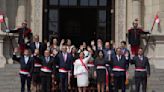 Crisis en Perú: Dina Boluarte juramentó un gabinete centrista, en medio de protestas que exigen un adelanto de las elecciones
