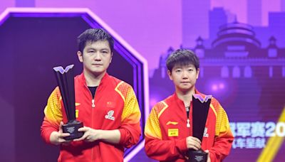 世界乒聯重慶冠軍賽 樊振東、孫穎莎分別奪得男女單打冠軍