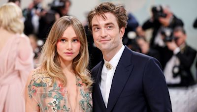 Robert Pattinson, un ex-vampire fan du jeu du loup-garou : l’improbable histoire de sa rencontre avec Suki Waterhouse