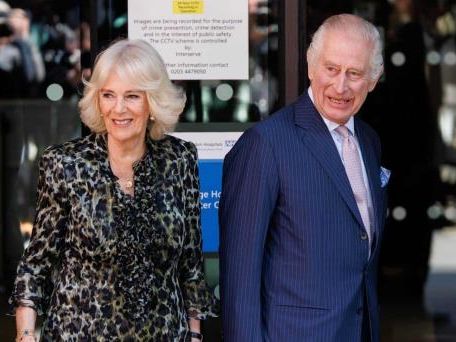 Carlos III dice estar bien al visitar a enfermos de cáncer en su regreso a los actos públicos