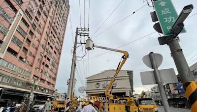 高雄午後雷雨電桿漏電 岡山一度518戶停電