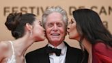 Michael Douglas, con las dos mujeres de su vida, protagoniza la apertura del Festival de Cannes