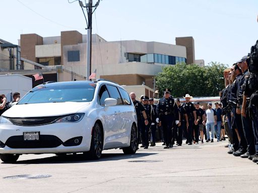 Fort Worth police sgt. dies after he’s hit by suspected drunk driver at I-35 crash scene