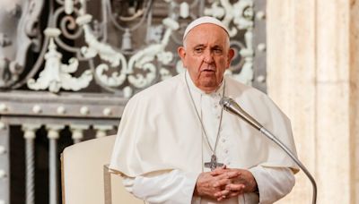 Pope Francis apologizes for using homophobic slur