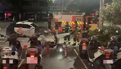 影/高雄男載友做筆錄！警所前驚見二輪電動車「狂冒白煙」 下秒成火球