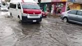 Lluvias en Tehuacán desbordan aguas negras sobre la Vía Puebla pese a obras