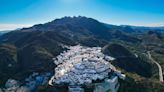 Uno de los pueblos más bonitos de España está en Almería: casas ‘colgadas’, 17 kilómetros de costa y unas increíbles vistas