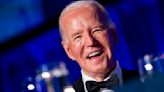 De bromas sobre su edad a reírse de Trump por ser "un crío de seis años": así ha sido el cómico discurso de Biden en la cena de corresponsales en la Casa Blanca