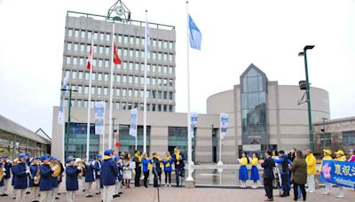 加拿大升起法輪大法日旗幟 慶32周年 市長議員讚真善忍