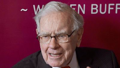 Buffett cuts stake in Bank of America, unloading US$3 billion in stock this month