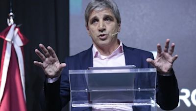 Luis Caputo negó que haya atraso cambiario: “A los devaluadores seriales les digo que el camino es bajar los impuestos”