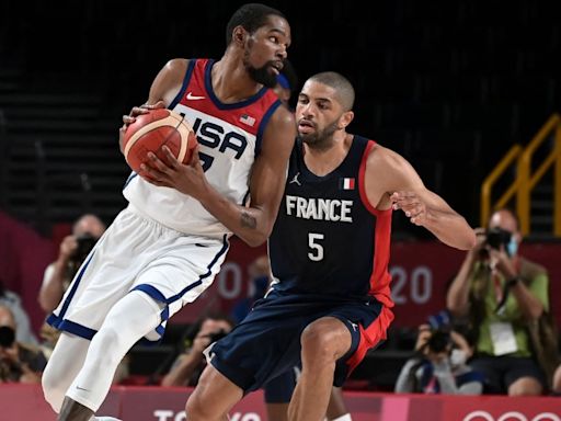 Kevin Durant, famoso jugador de la NBA, es captado entrenando su tiro ¡en medio de una fiesta!