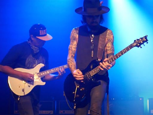 Tom Morello shreds Dave Navarro’s PRS – with his teeth –as he joins Jane’s Addiction to tear through Mountain Song