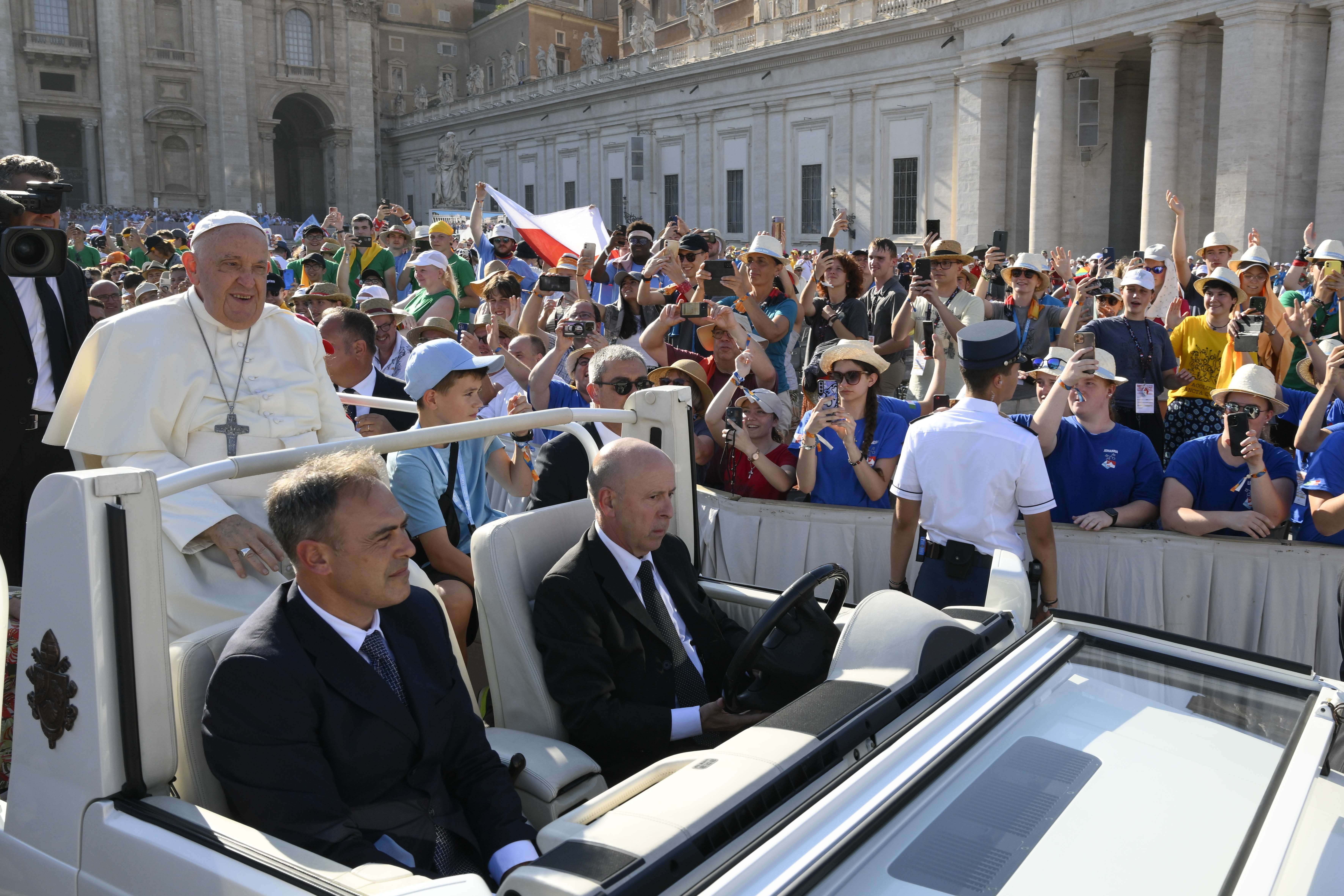 Pope tells altar servers Jesus is with them in the Eucharist