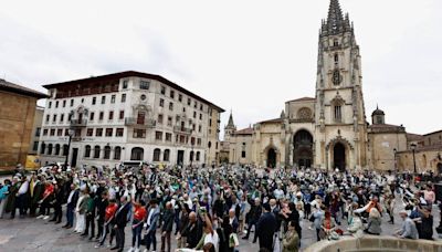 Cientos de brazos al aire junto a la Catedral de Oviedo para que la sidra sea patrimonio de la humanidad