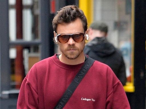 Harry Styles Keeps Things Cool & Casual for Solo Stroll in London