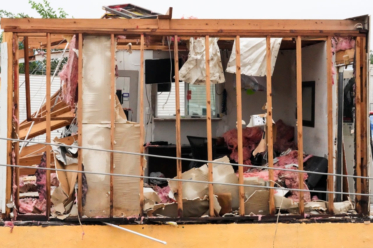 Hot weather poses new risk as thousands remain without power after deadly Houston storm