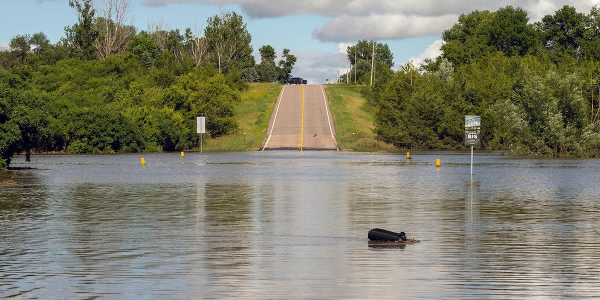 Sweltering temperatures persist across the US, while floodwaters inundate the Midwest