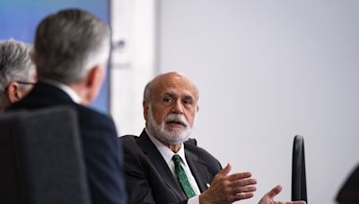 Bernanke and Blanchard Say Central Banks Need Cooler Job Markets
