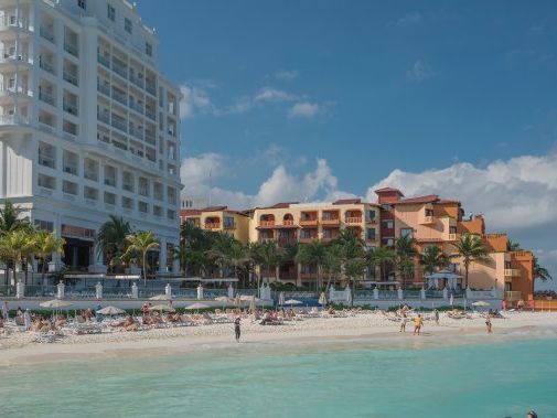 Suspects flee on jet skis after man shot, killed near luxury Cancun hotel - National | Globalnews.ca