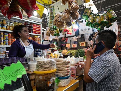 “Ahorita no alcanza para nada con estos precios”: así se vive la inflación en locales y restaurantes de México