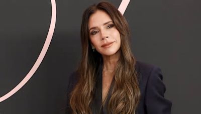 Victoria Beckham estrena el traje blanco de su colección con Mango que favorece a todas las edades