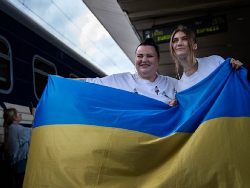 Dúo ucraniano se dirige al Festival de la Canción de Eurovisión con un mensaje: ¡Seguimos aquí!