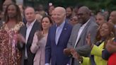 Vídeo: Joe Biden fica 'congelado' durante comemoração nos EUA