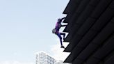 El "Spiderman" francés escala a sus 61 años un rascacielos de 217 metros en Manila