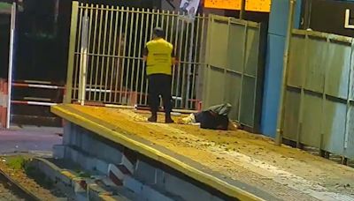 Lo quiso echar de la estación de trenes y le pegó una piña letal: quedó filmado, pero libre