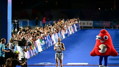 Sweat and silly hats at Paris 'marathon for all'