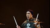 Travis Barker sigue afectado por accidente de hace 16 años