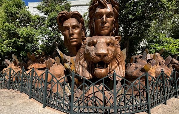 What will to happen to the Siegfried and Roy statue now that the Mirage is closed?