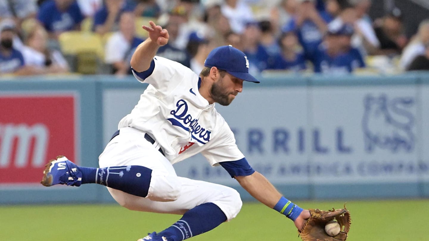 Dodgers Infielder Exits Game Early vs Giants With Apparent Leg Injury