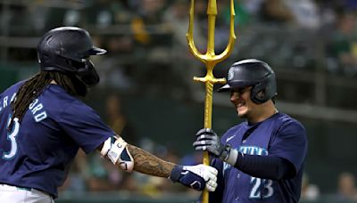 Luis Urías homers, knocks in 4 as Mariners rout Athletics 16-3