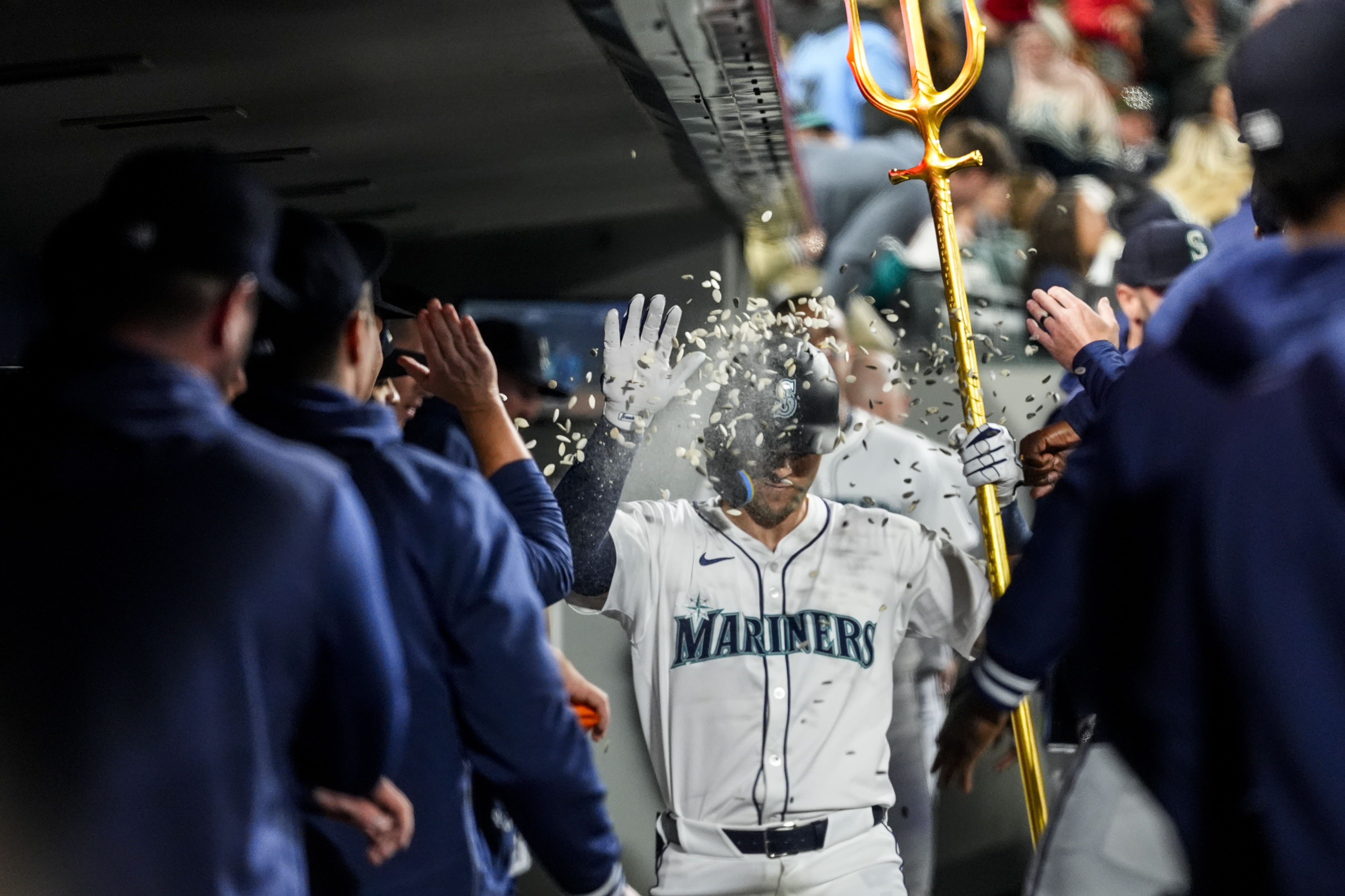 J.P. Crawford hits sacrifice fly in 10th inning to lift Mariners past Astros, 2-1