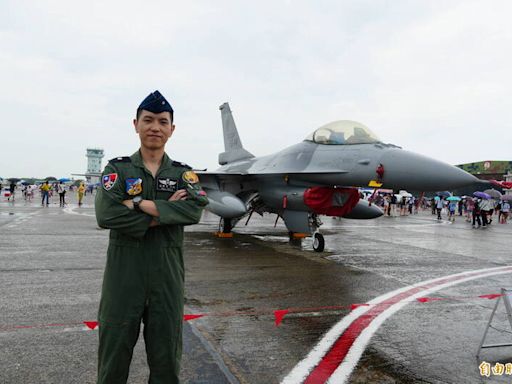 嘉義空軍基地開放 細雨中戰機特技翻滾獲滿堂彩 - 自由軍武頻道