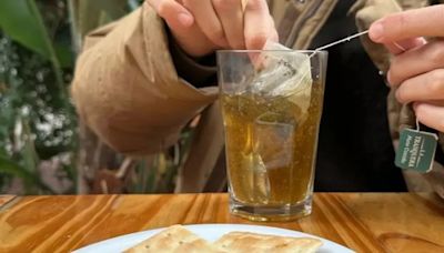 Un bar porteño ofrece un mate cocido con cuatro galletas de agua por $ 1000: se hizo viral y generó debate | Por las redes