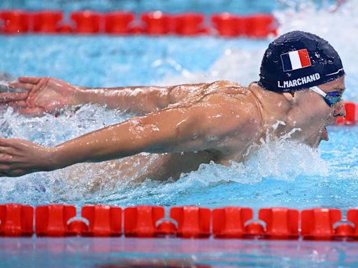 Natation aux JO de Paris 2024 : Léon Marchand décroche l’or sur 400 m 4 nages, début d’une moisson espérée