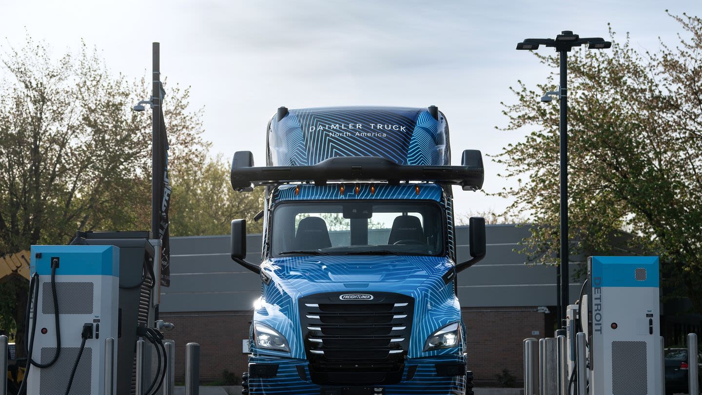 Here’s When Daimler May Launch Autonomous Class 8 Trucks