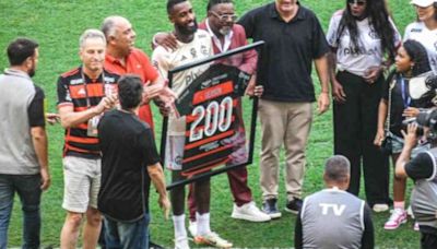 Gerson é homenageado após completar 200 jogos pelo Flamengo