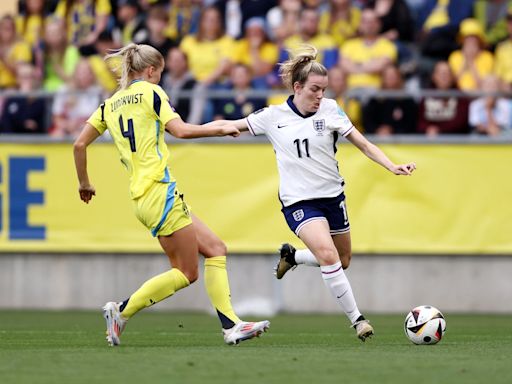 Sweden v England LIVE: Latest score and updates as Lionesses holding on against resurgent hosts