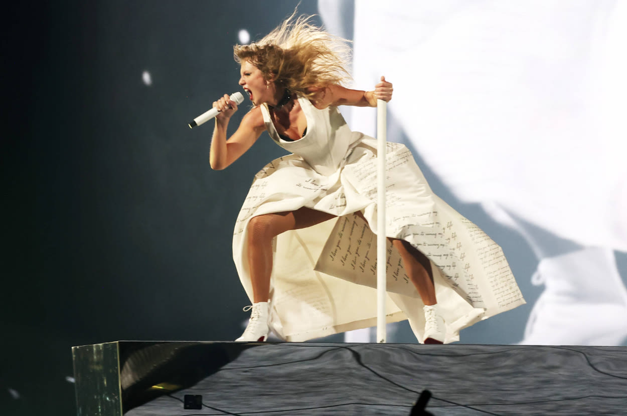 Taylor Swift Appeared To Levitate On Stage, And She Seemingly Used A Magician's Trick To Create The Illusion