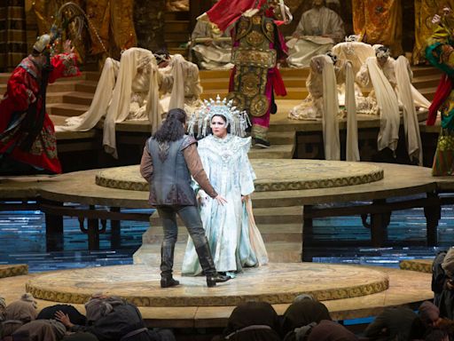 Anna Netrebko, Shunned in U.S. Over Putin Support, to Sing in Palm Beach