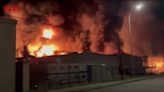 Un espectacular incendio en cinco naves industriales de Polinyà obliga a confinar a la población por riesgo químico