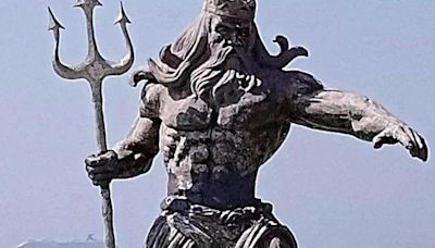 Así luce la estatua de Poseidón que colocaron en mar de Progreso, Yucatán